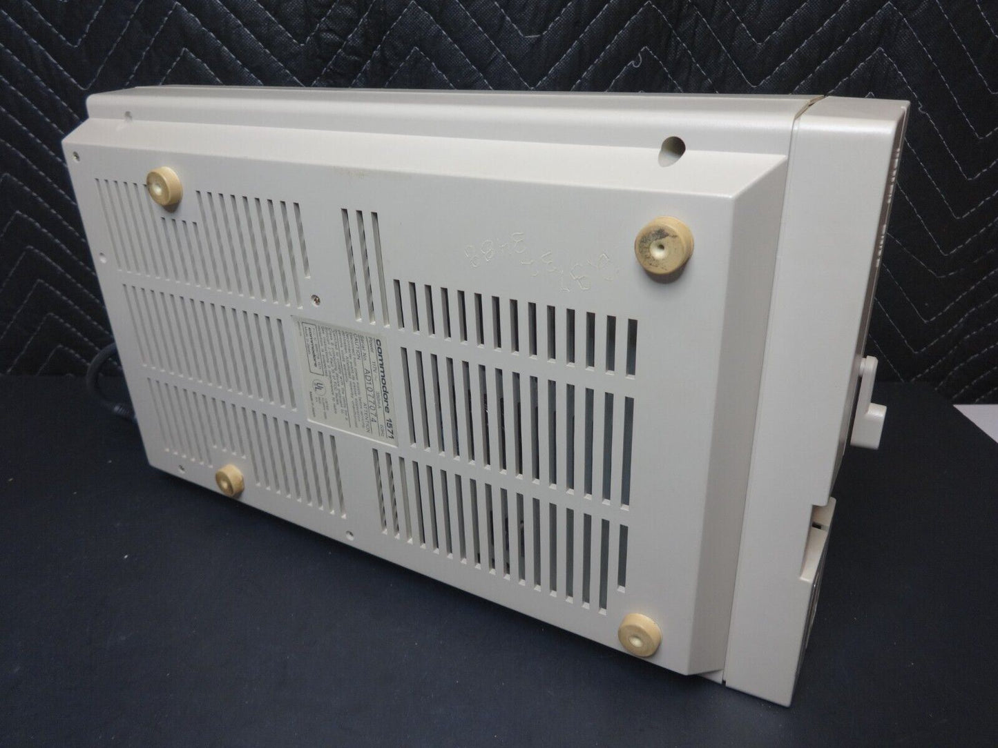 COMMODORE 1571 FLOPPY DRIVE w/ Manual & Cords - 5.25" FOR C64 64C PLUS/4 128