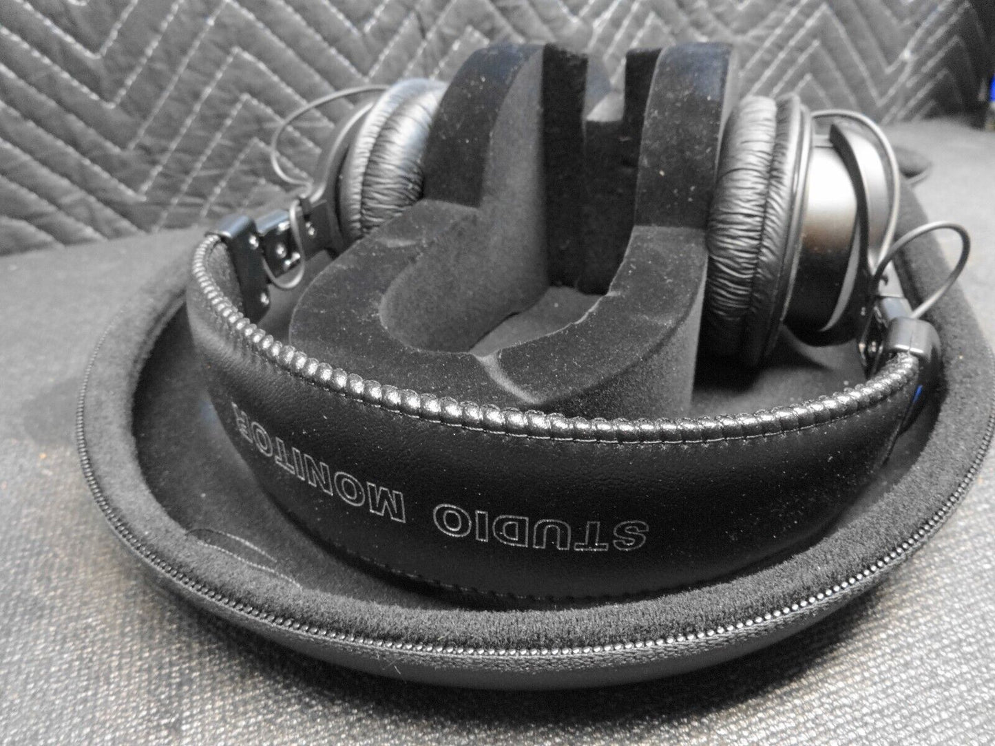 Sony Professional PRO MDR-7506 Sound Studio Monitor Headphones - Semi Hard Case