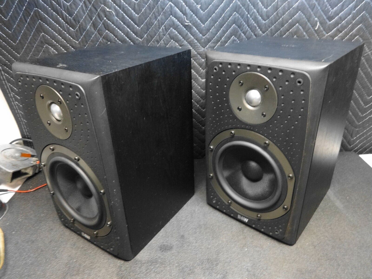 B&W DM 303 Bookshelf Speakers Bowers & Wilkins - Pair of 2x
