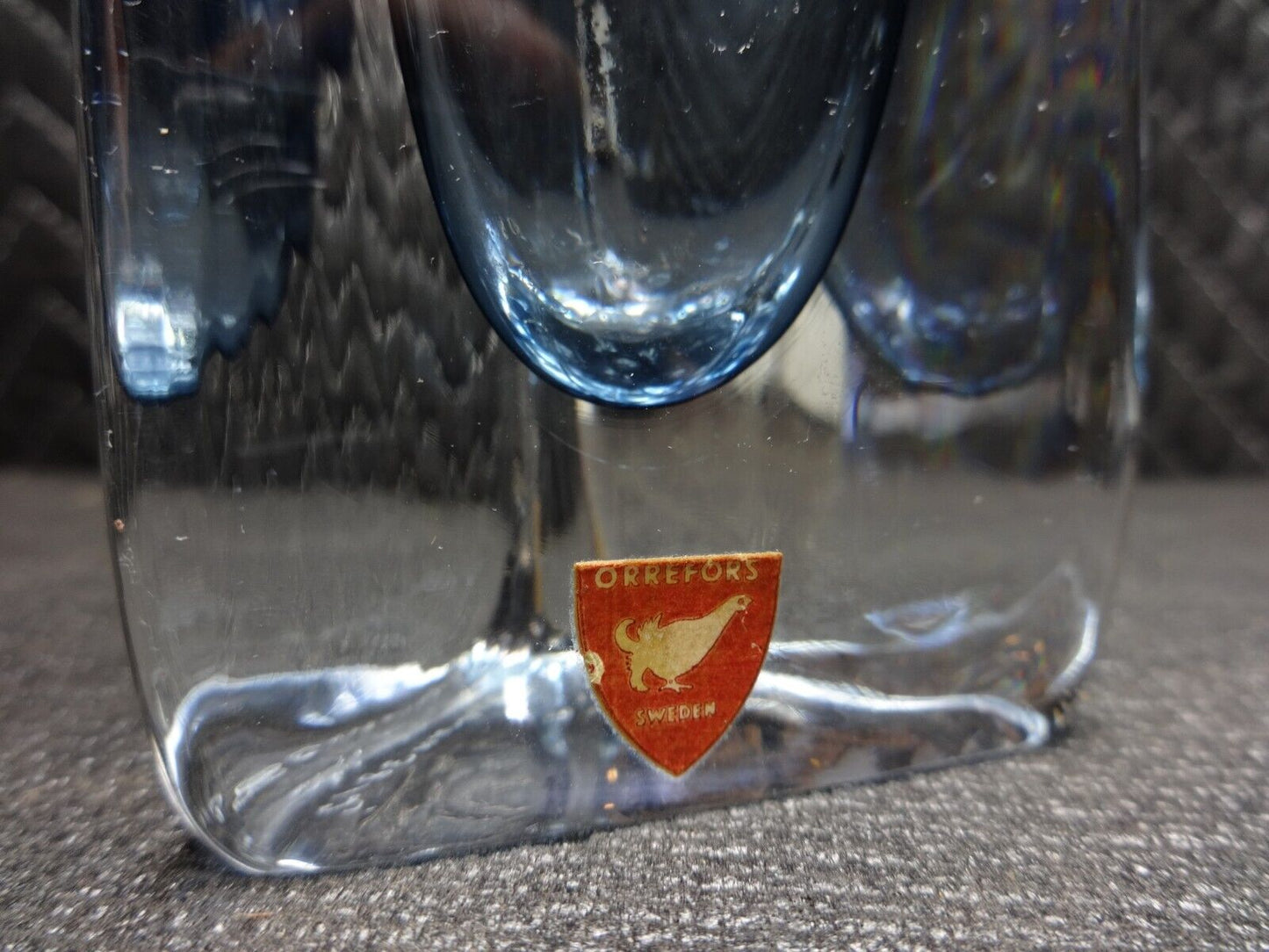 ORREFORS NILS LANDBERG SOMMERSO TRIANGLE ART GLASS VASE, MCM, BLUE, Signed