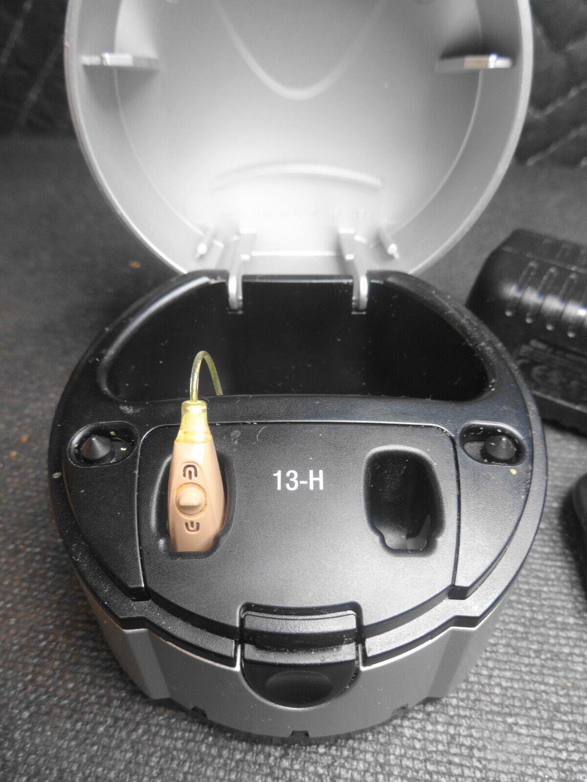 Rexton 3G-03 13-H Charging Deck with 1x KSHA04 Hearing Aid for left ear