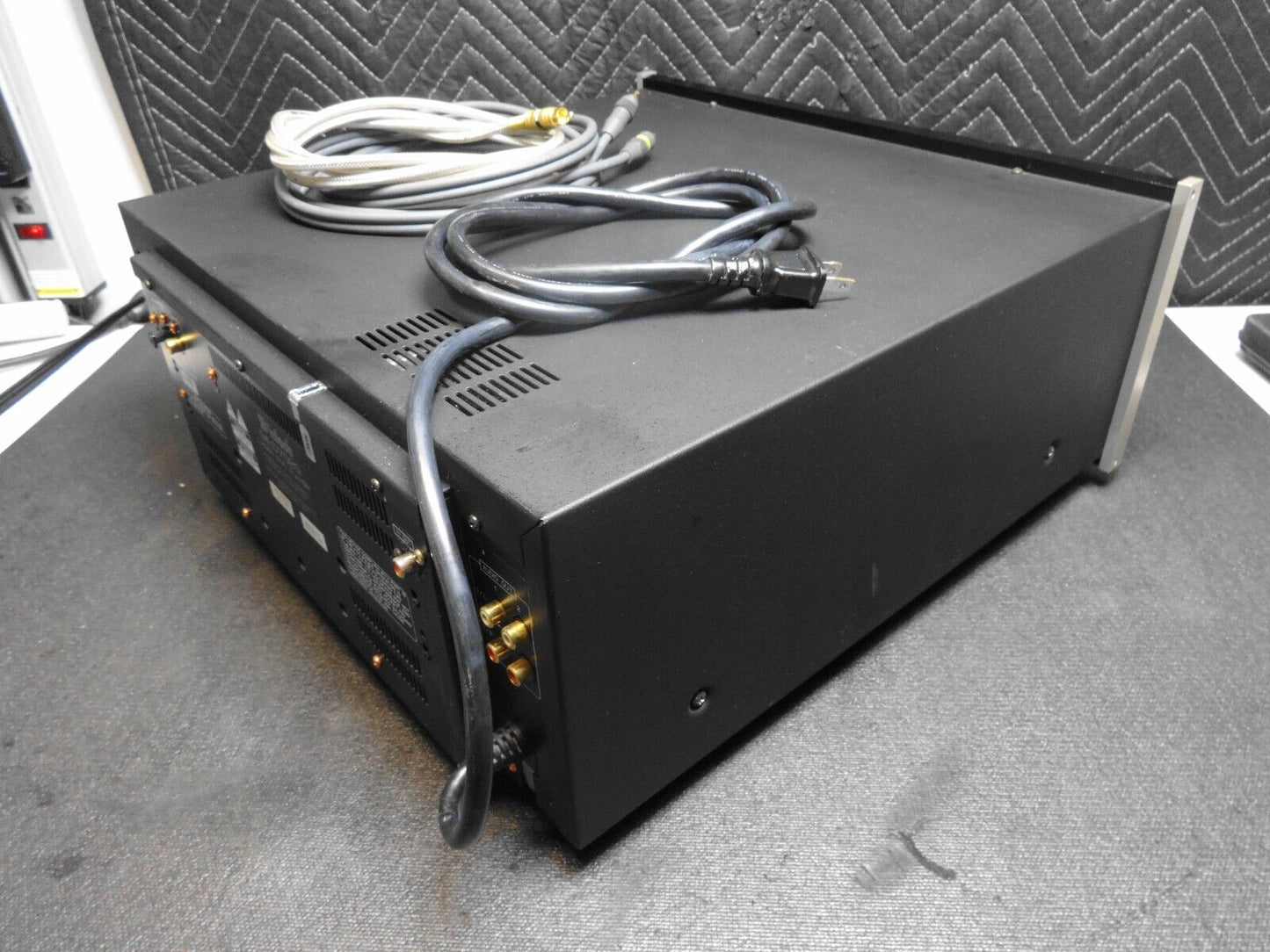 RARE VINTAGE MCINTOSH MLD7020 LASER DISK/CD PLAYER w/ AV Cables - *BROKEN*