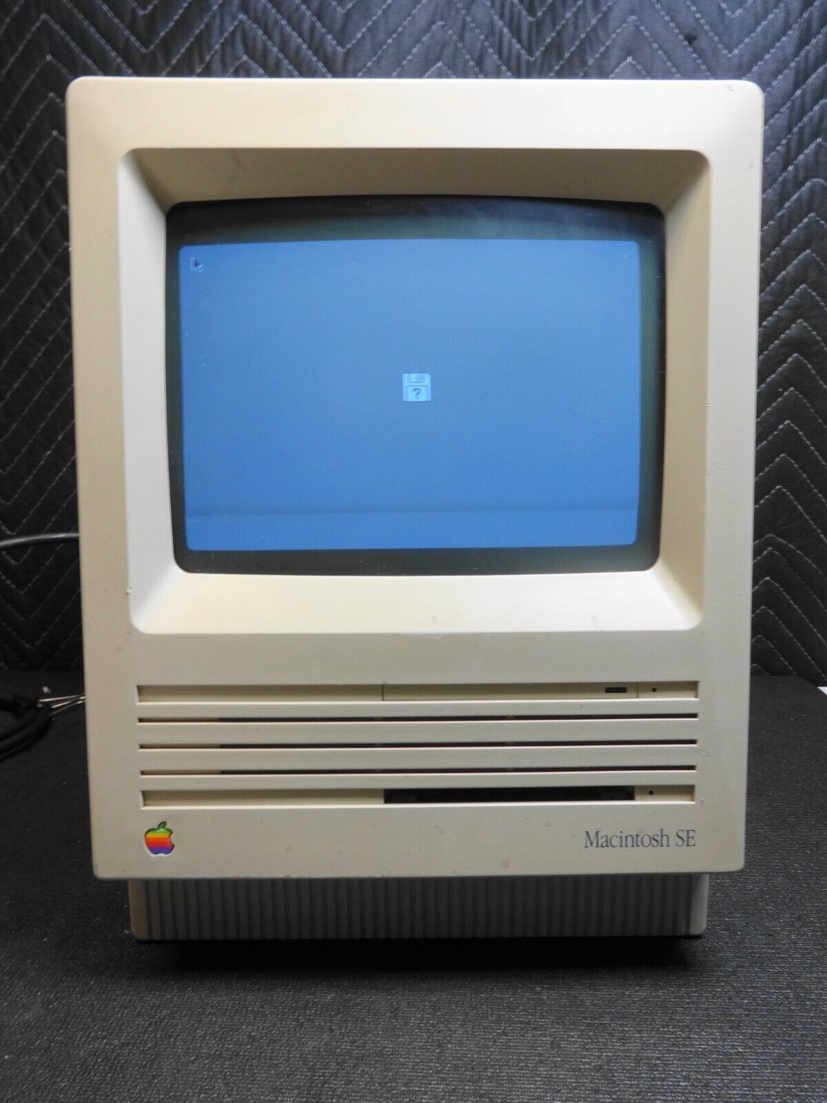 Vintage Apple Macintosh SE M5011 Computer - Powers on and Posts
