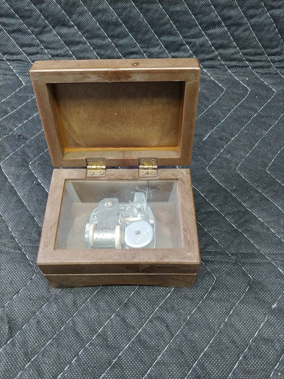 SANKYO 13 Note MUSIC BOX - Hummel Style swiss boy