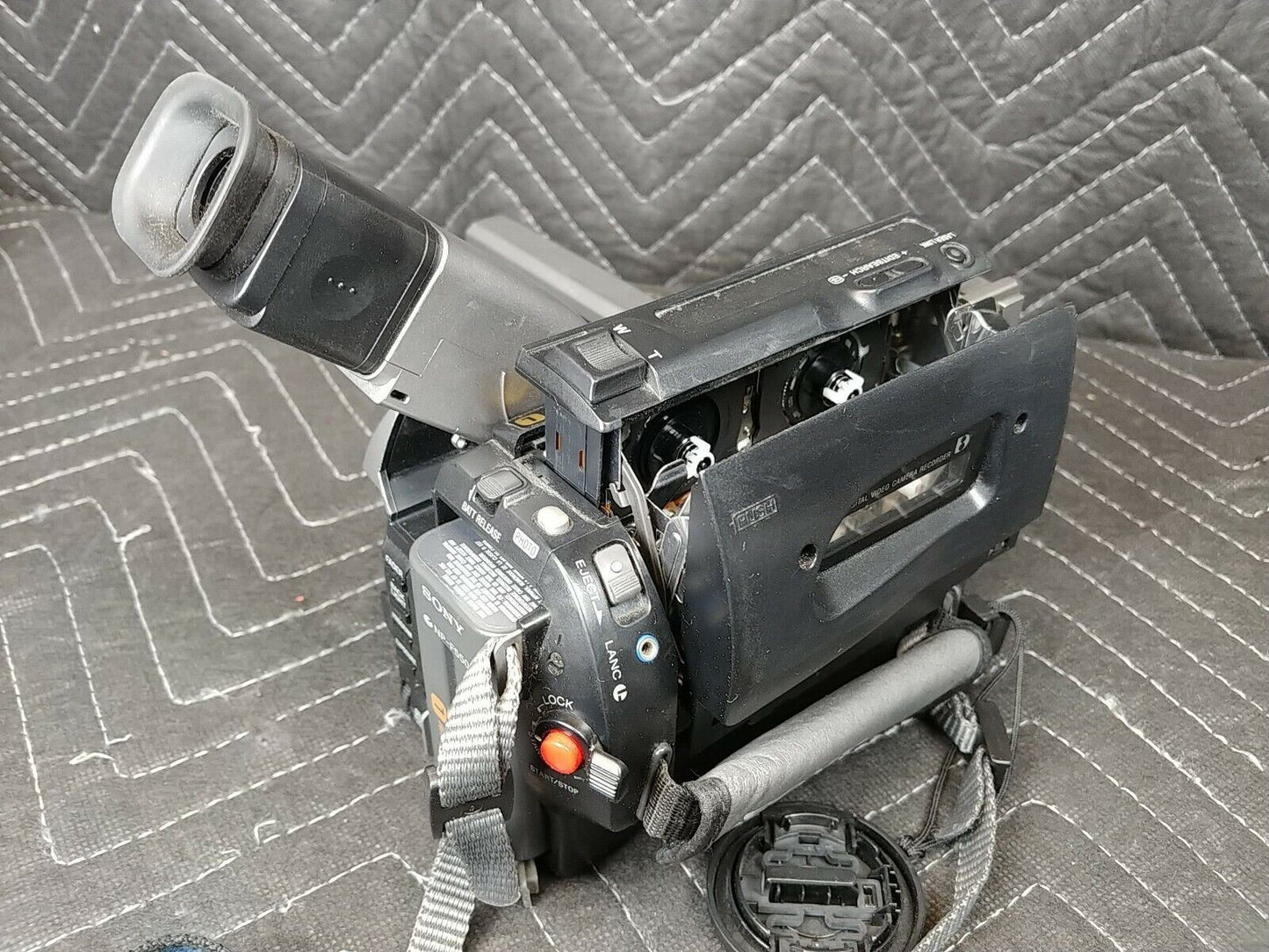 Sony DCR-TRV310 Digital 8 Handycam Bundle Camcorder Video Transfer TESTED WORKS