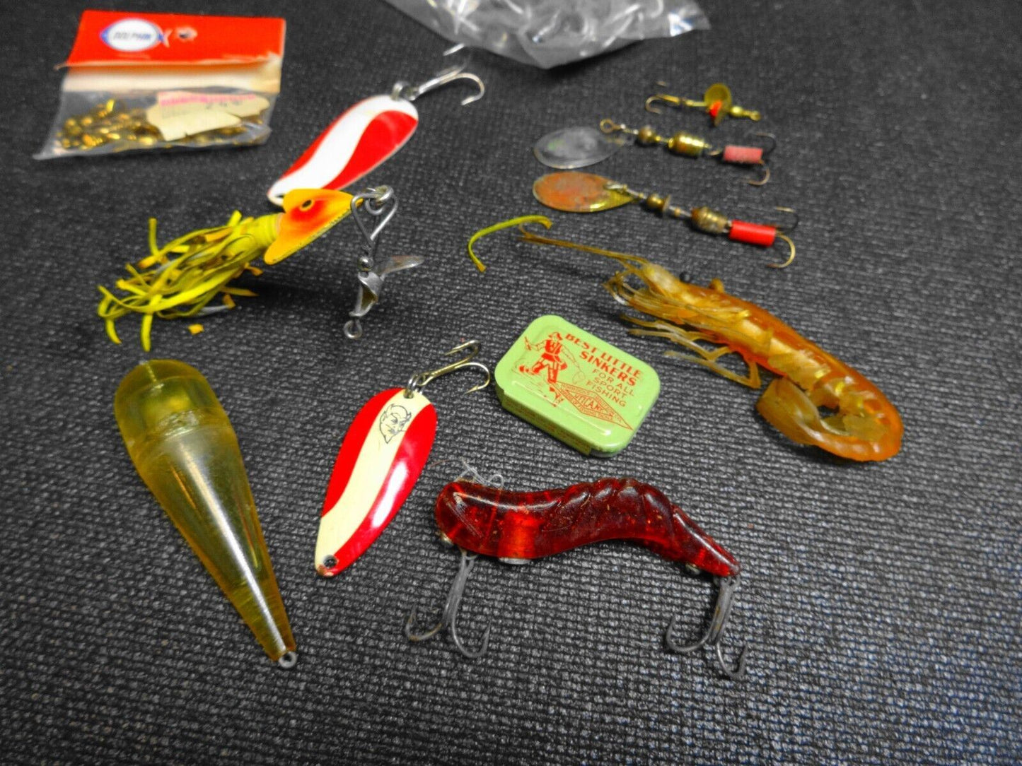 OLD Vintage FISHING TACKLE BOX LOT HOOKS LURES CRAWFISH SPOONS SPINNERS NOS