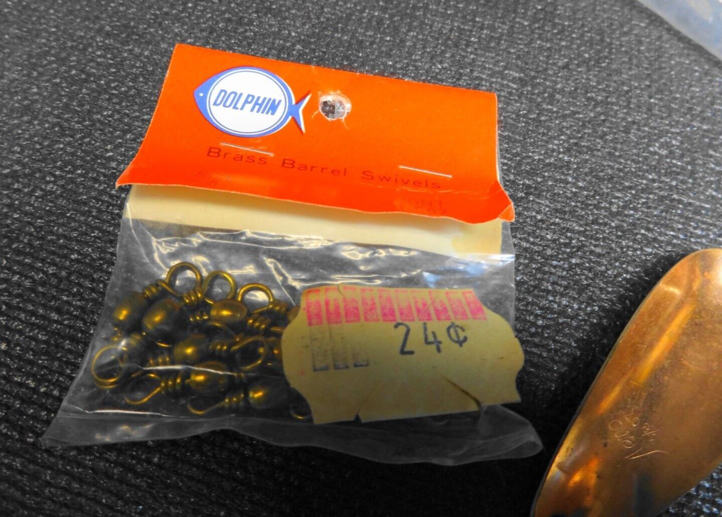 OLD Vintage FISHING TACKLE BOX LOT HOOKS LURES CRAWFISH SPOONS SPINNERS NOS