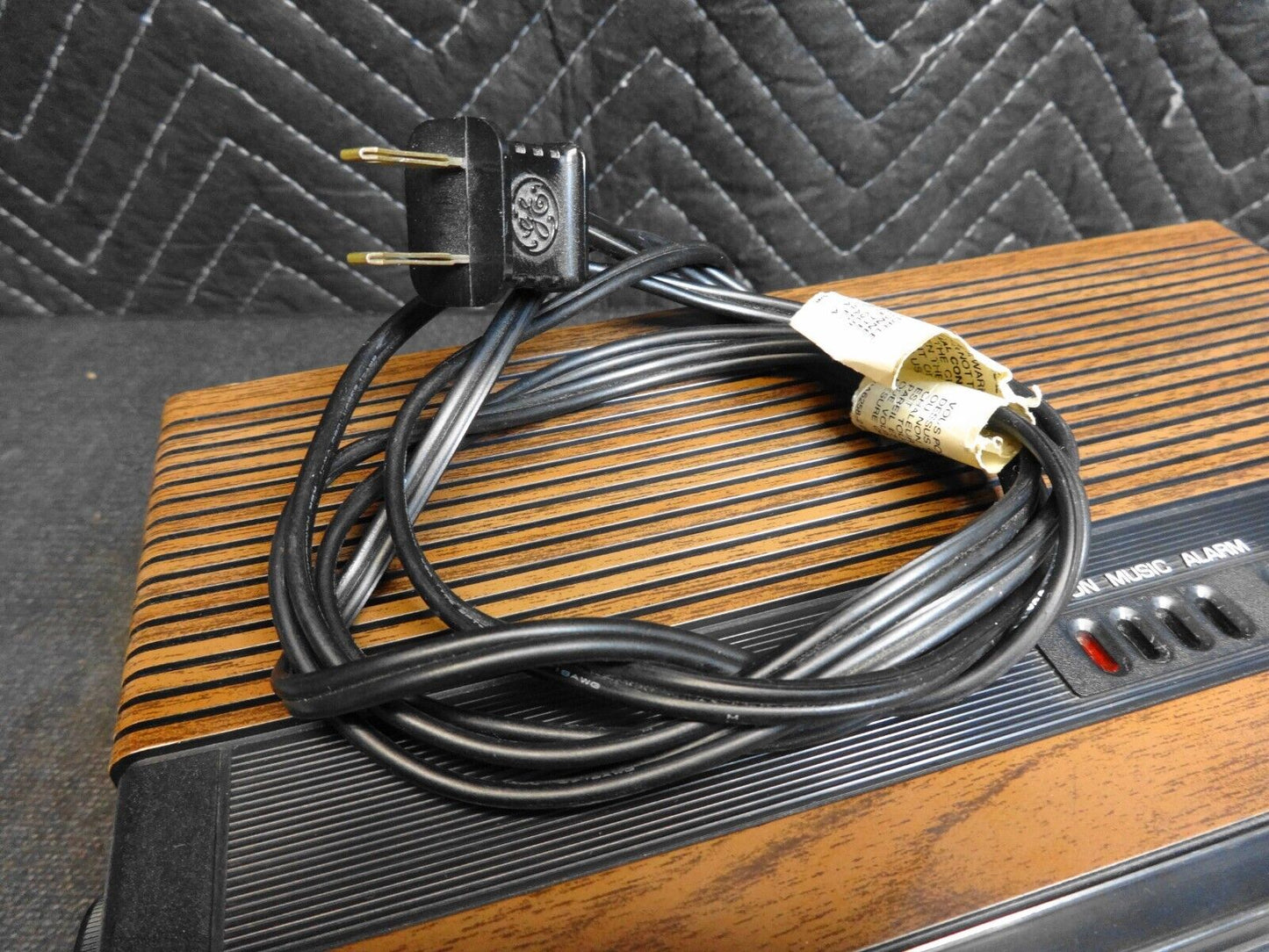 GE Model 7-4305D Working Vintage Flip Number Radio Alarm Clock *SERVICED*