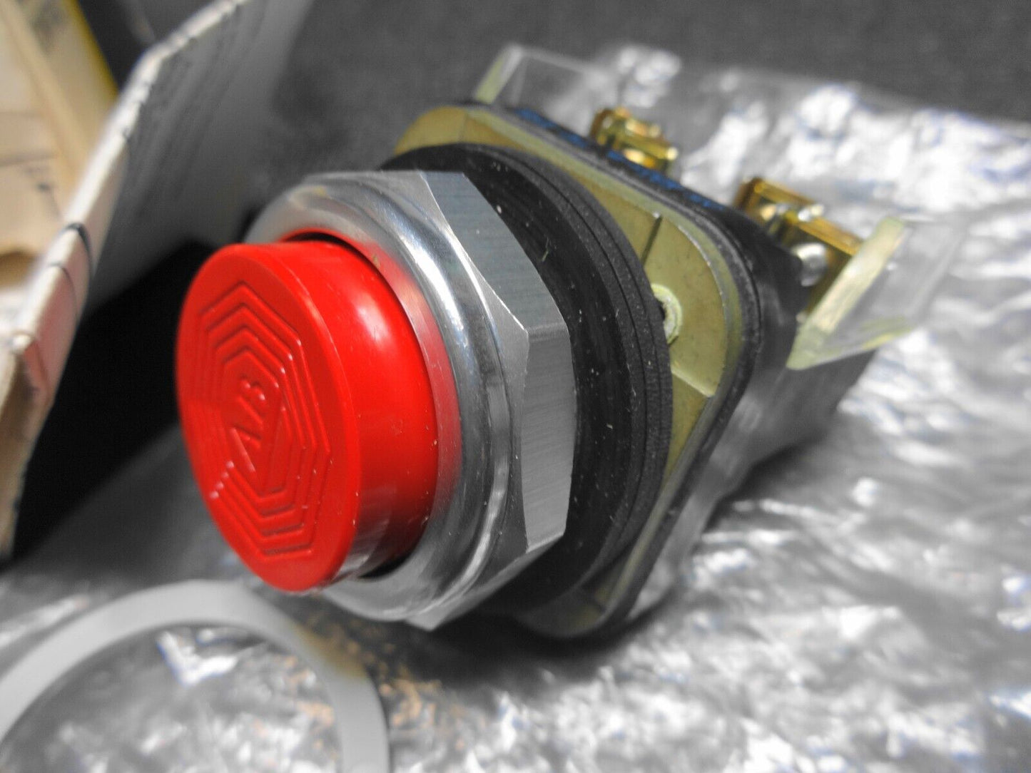 ALLEN BRADLEY 800T-B6A SERIES T PUSH BUTTON TYPE 4,13 EXTENDED HEAD RED *NEW*