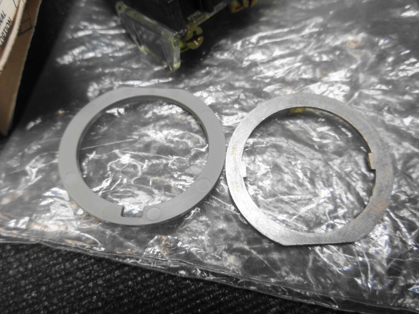 ALLEN BRADLEY 800T-B6A SERIES T PUSH BUTTON TYPE 4,13 EXTENDED HEAD RED *NEW*