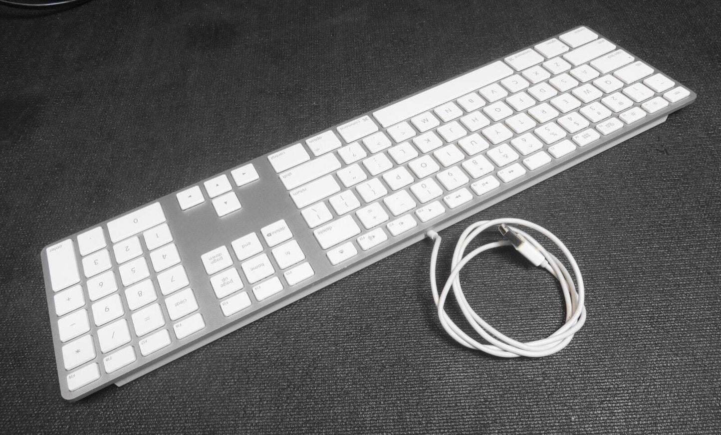 GENUINE Apple A1243 Wired USB Keyboard White Aluminum
