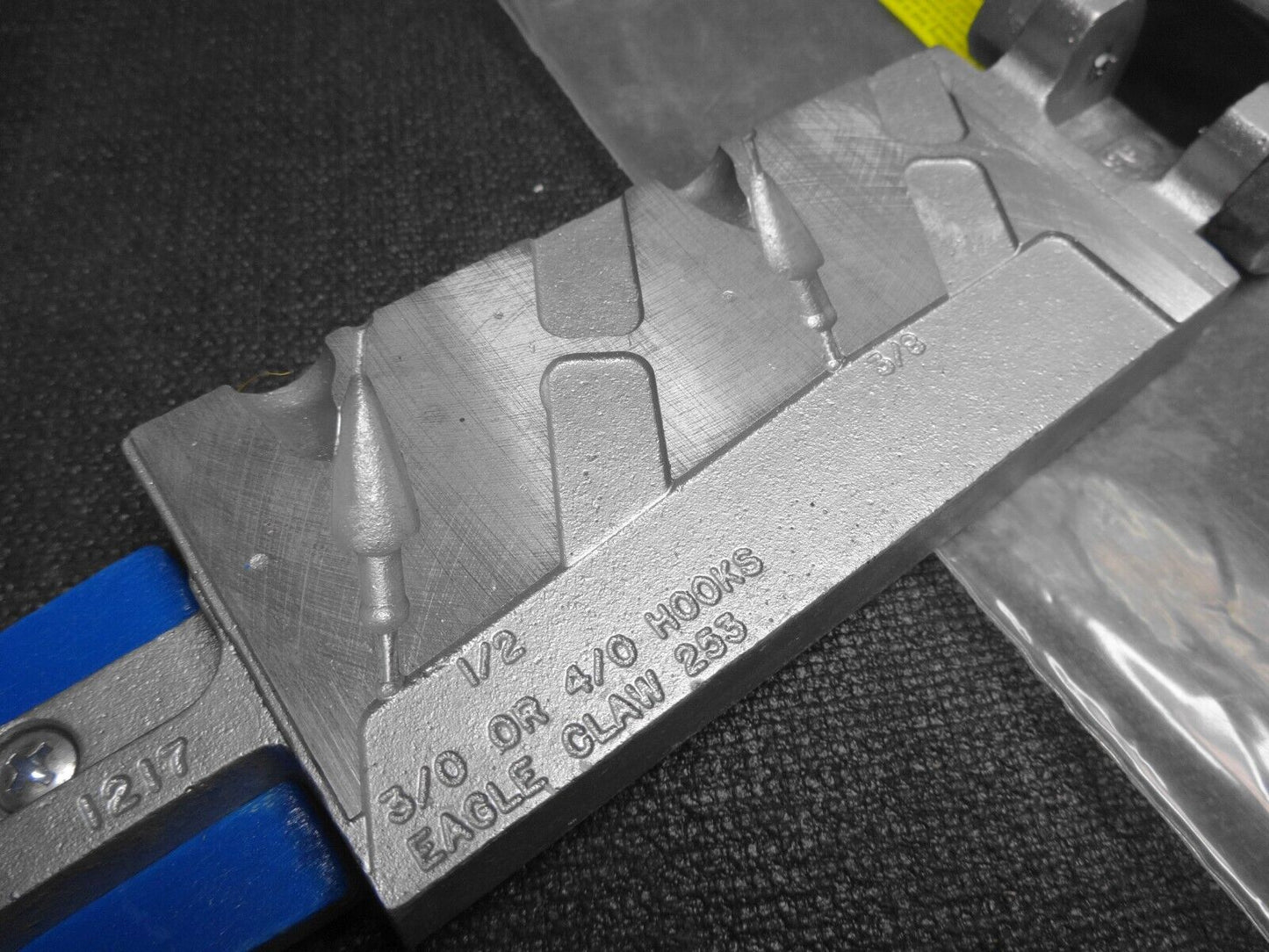 DO IT Molds BUZZ SPIN - BSJ-2-3812 - 3/8 & 1/2 Oz Lead Weight Mold