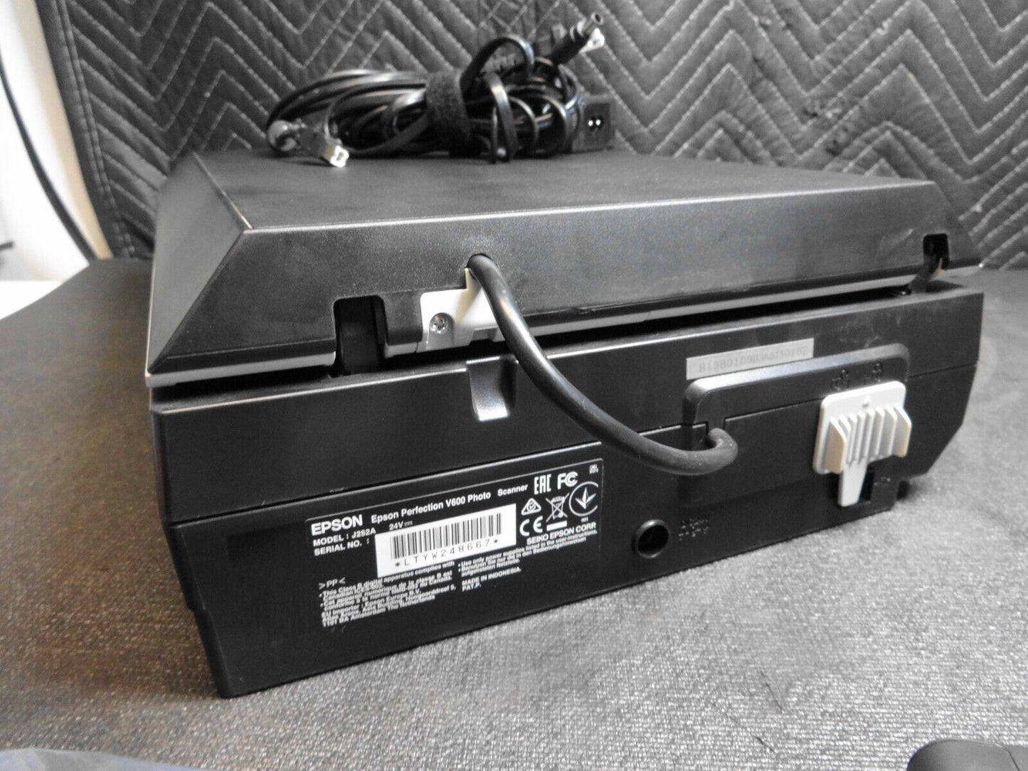 Epson Perfection V600 Photo Scanner J252A w/ Power Adapter + USB Cable