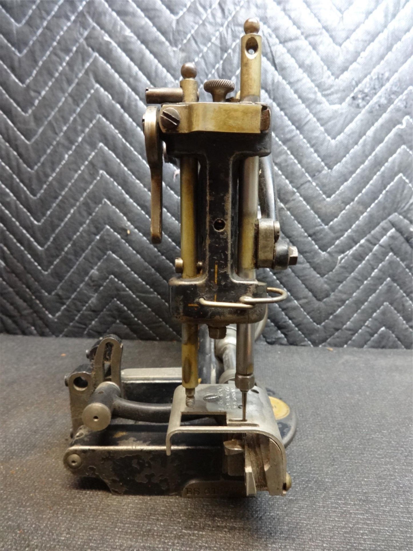 RARE ANTIQUE WILLCOX & GIBBS HAT MAKING SEWING MACHINE - READ