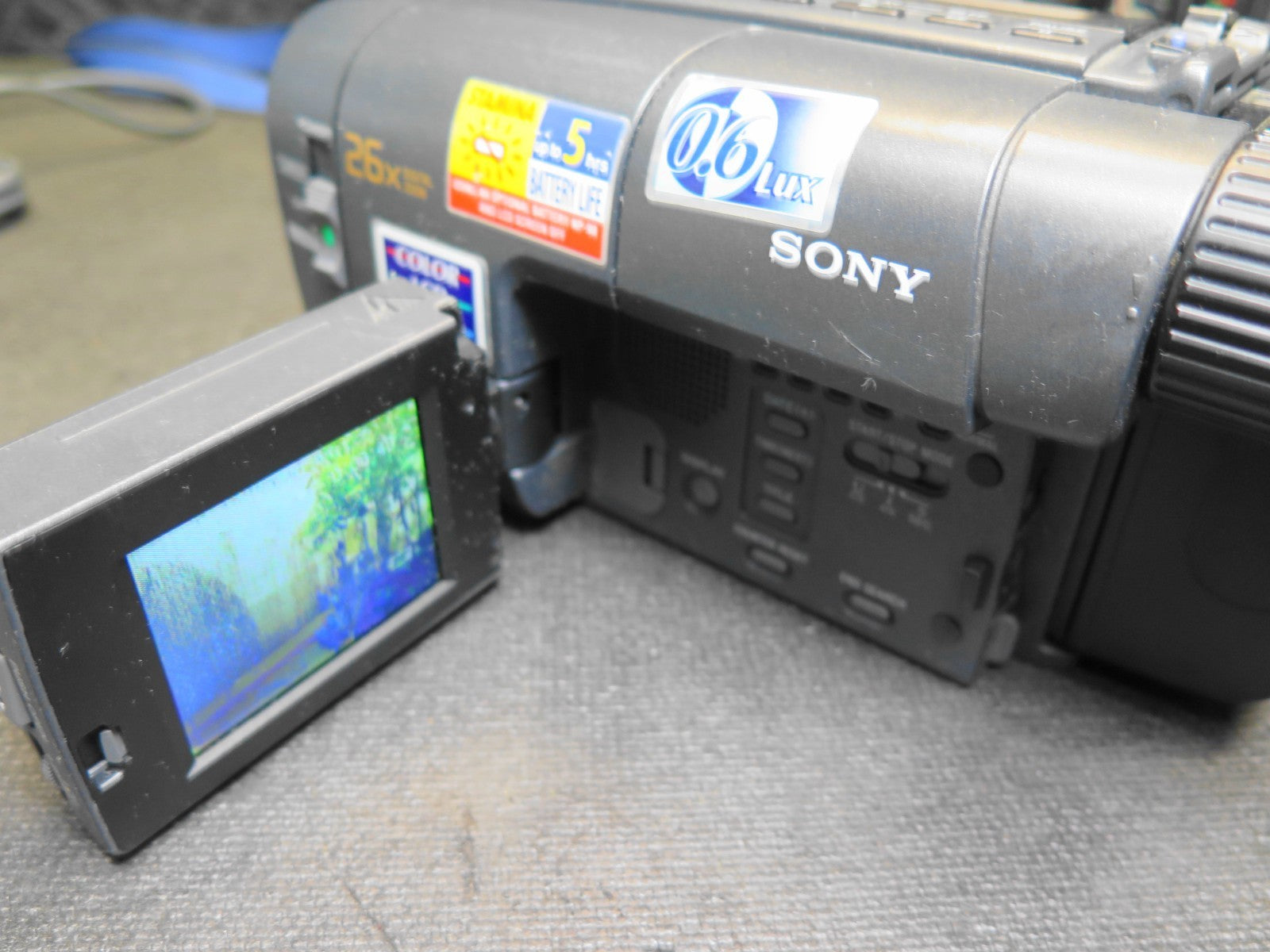 Sony Handycam CCD-TRV112 Video8 Camcorder - Battery, Remote, Video Transfer Cord