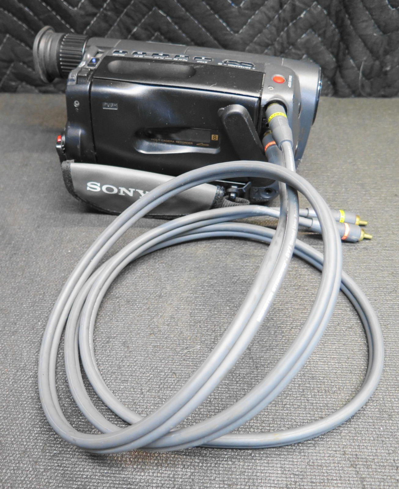 Sony Handycam CCD-TRV112 Video8 Camcorder - Battery, Remote, Video Transfer Cord