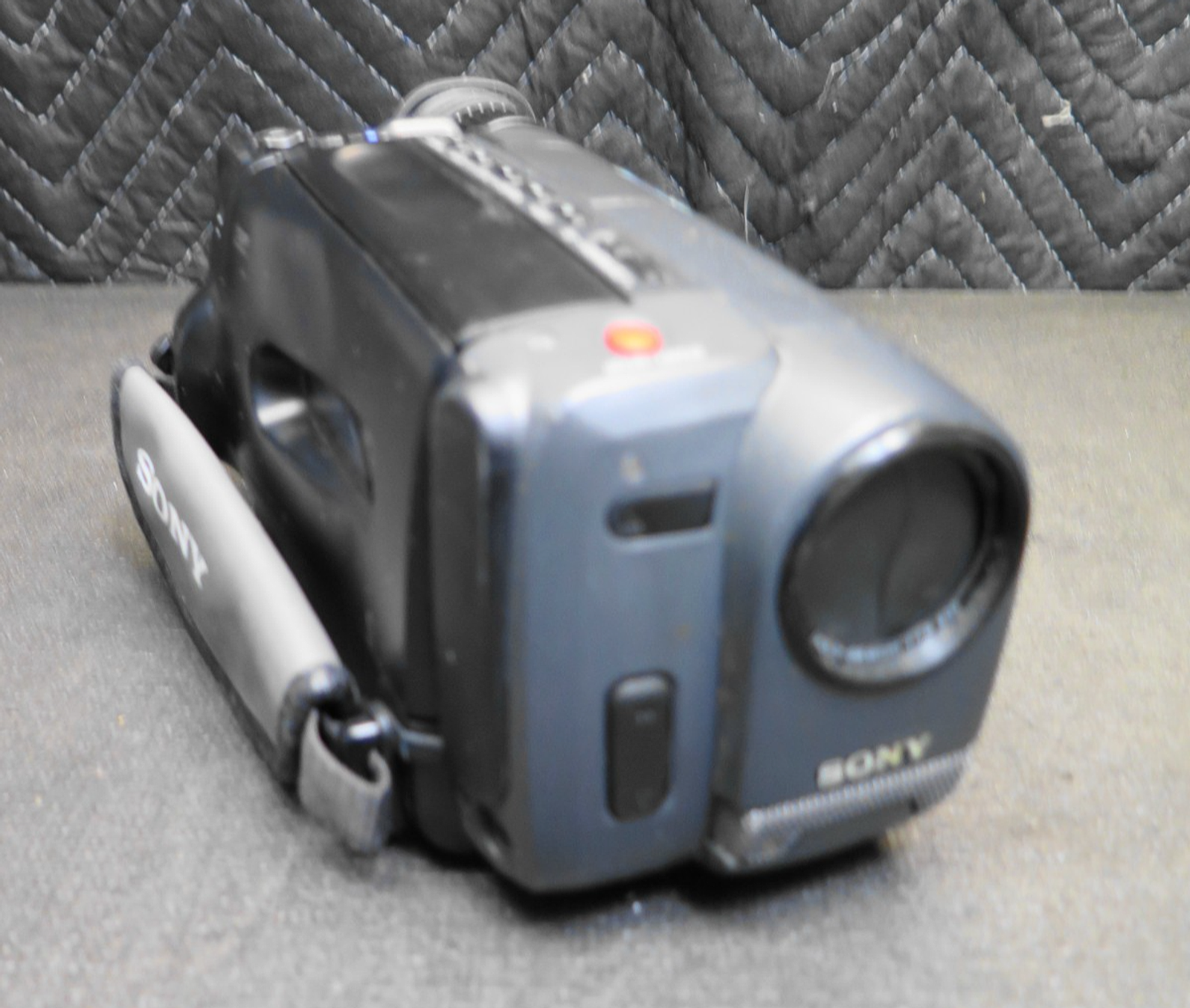Sony Handycam CCD-TRV112 Video8 Camcorder - Battery, Remote, Video Transfer Cord