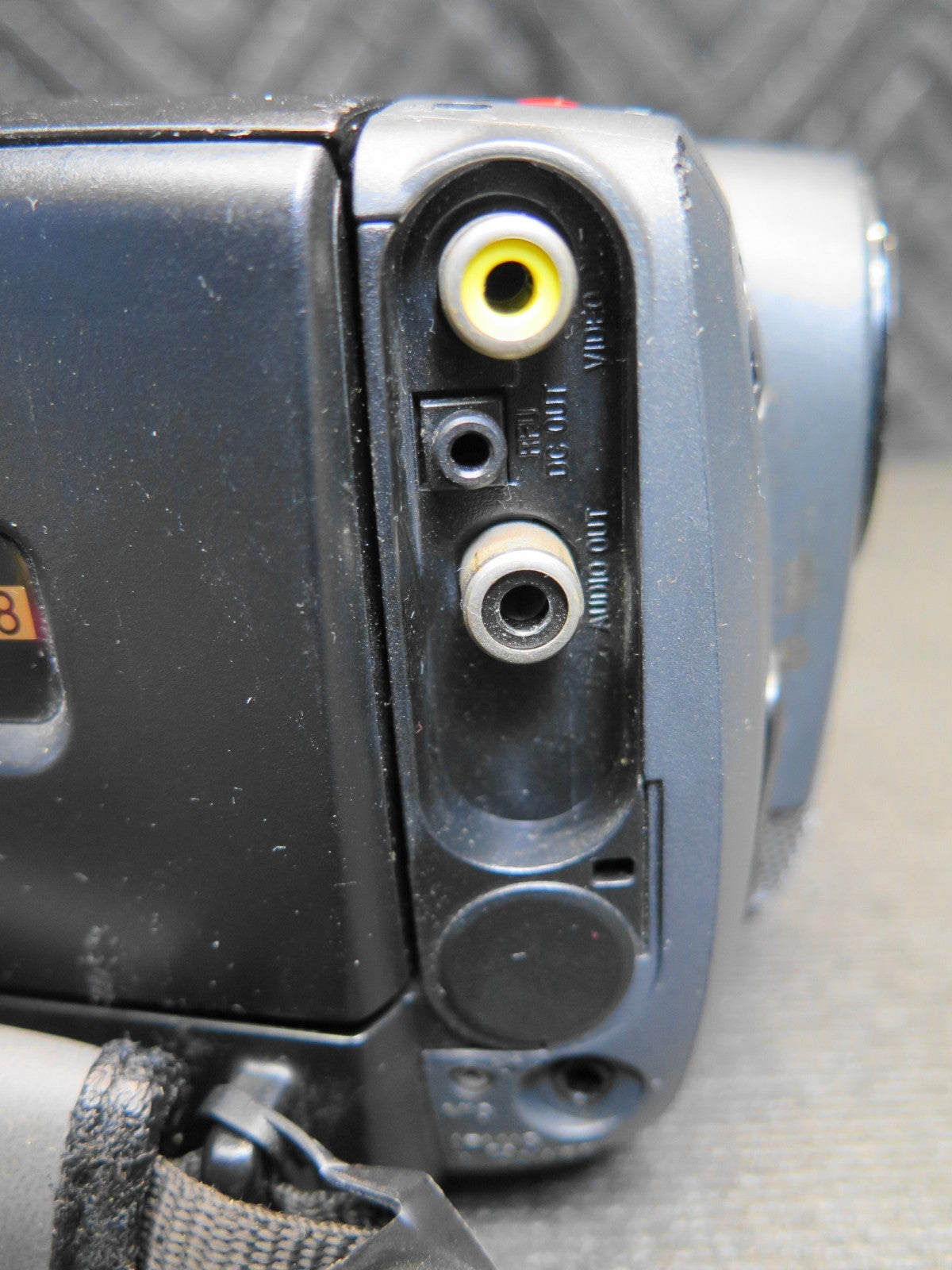 Sony Handycam CCD-TRV112 Video8 Camcorder - Battery, Remote, Video Transfer Cord