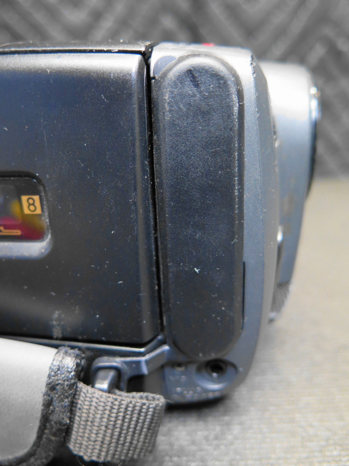 Sony Handycam CCD-TRV112 Video8 Camcorder - Battery, Remote, Video Transfer Cord
