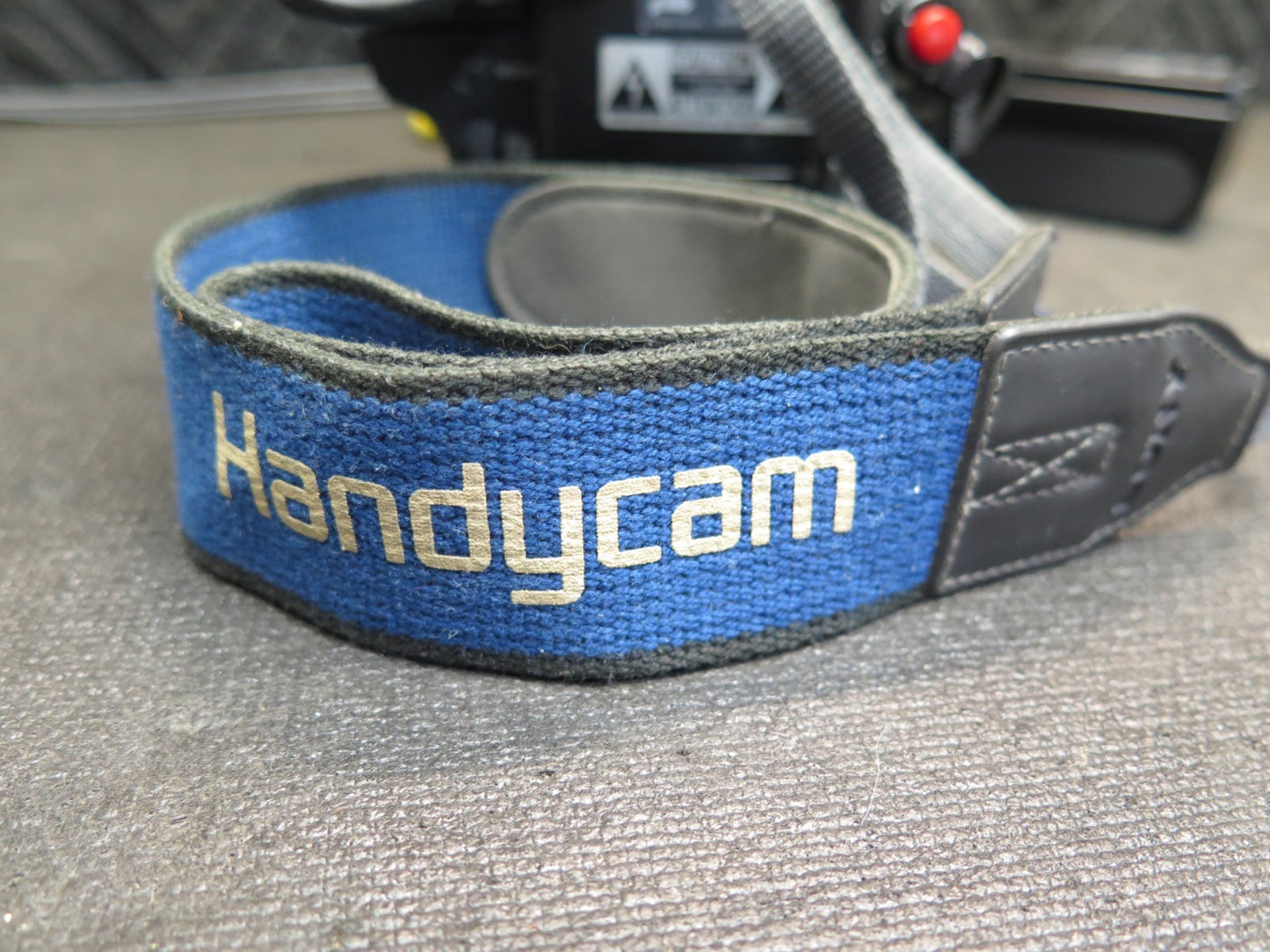 Sony Handycam CCD-TR600 Camcorder Hi8 w/ Video Transfer Cable, New Battery