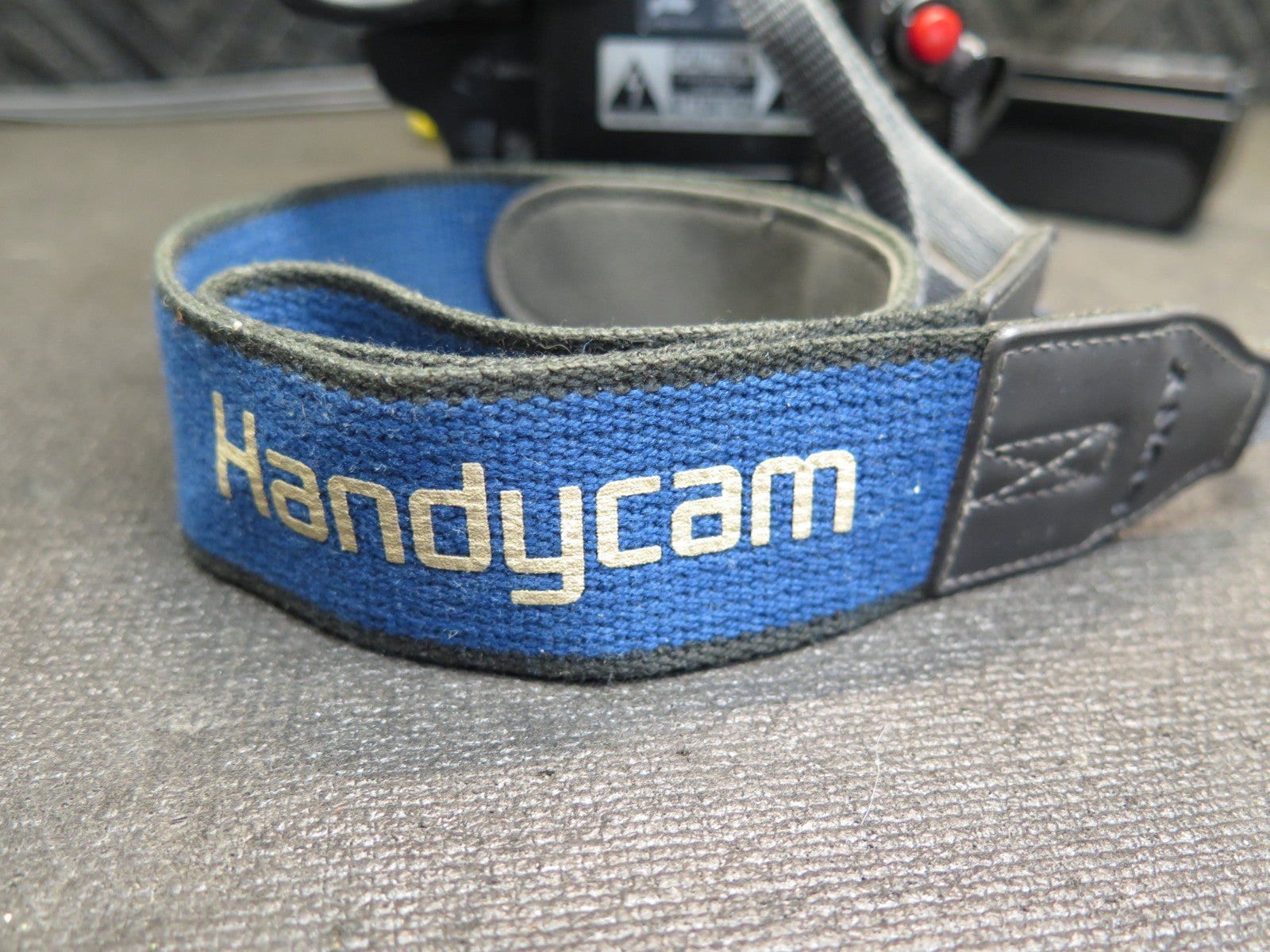 Sony Handycam CCD-TR600 Camcorder Hi8 w/ Video Transfer Cable, New Battery