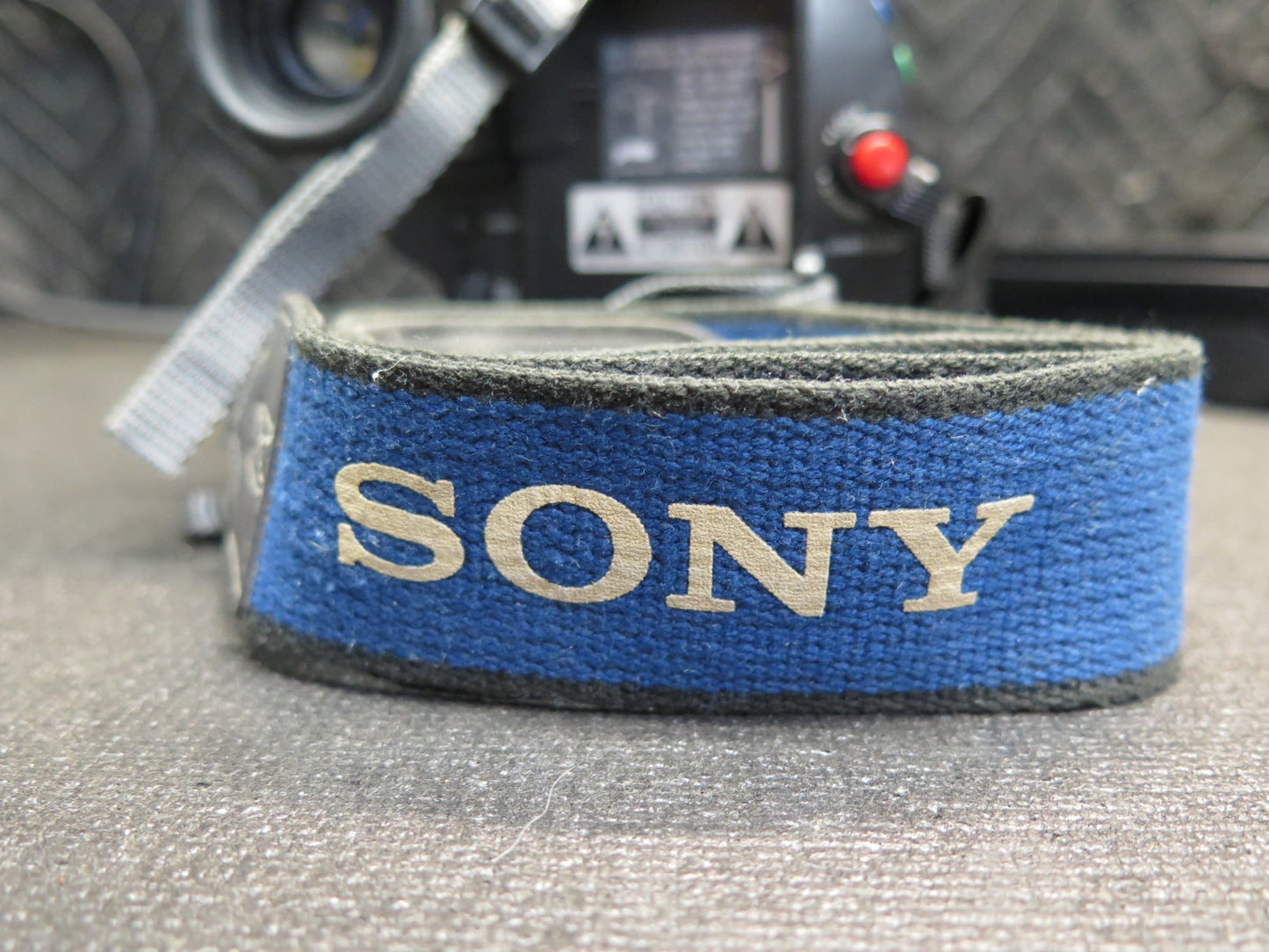Sony Handycam CCD-TR600 Camcorder Hi8 w/ Video Transfer Cable, New Battery