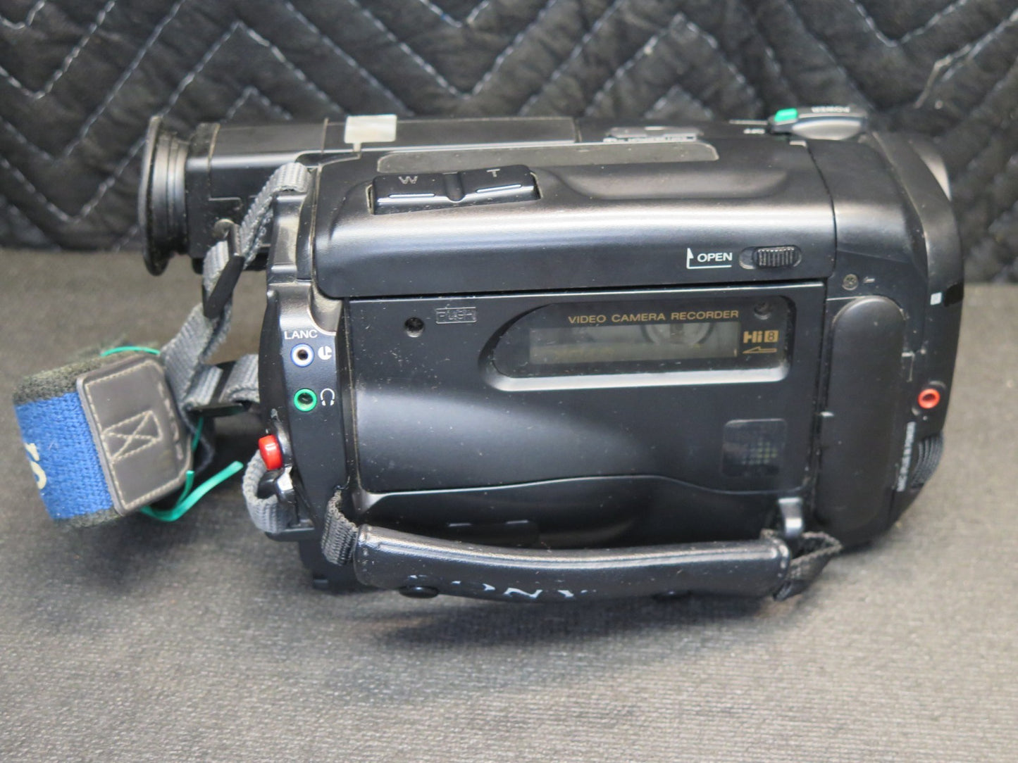 Sony Handycam CCD-TR600 Camcorder Hi8 w/ Video Transfer Cable, New Battery