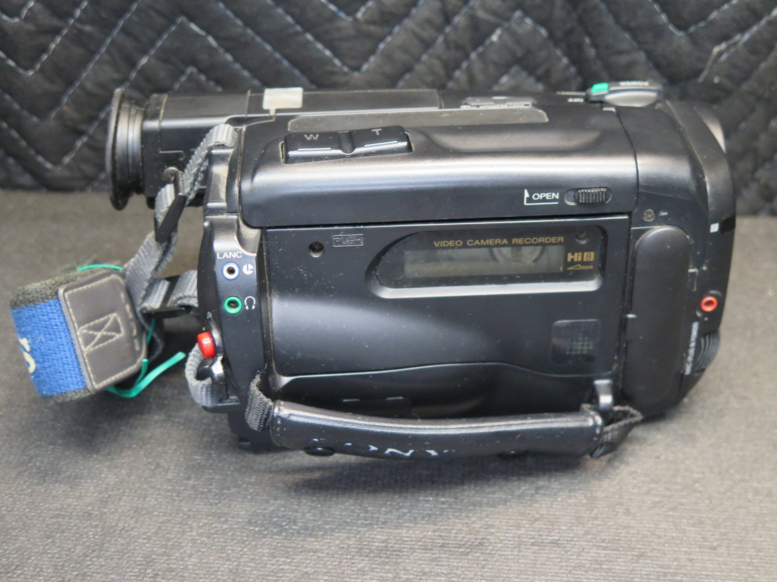 Sony Handycam CCD-TR600 Camcorder Hi8 w/ Video Transfer Cable, New Battery