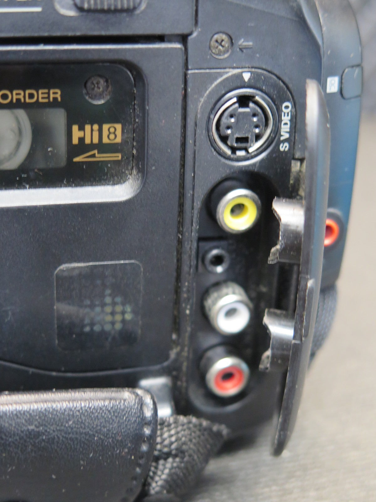 Sony Handycam CCD-TR600 Camcorder Hi8 w/ Video Transfer Cable, New Battery