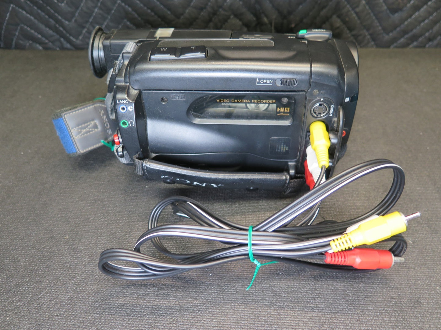 Sony Handycam CCD-TR600 Camcorder Hi8 w/ Video Transfer Cable, New Battery