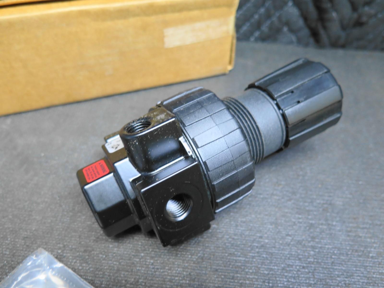 AMFLO Bridgeport 3115 3115A  1/4" Air Pressure Regulator - 250 psi - NEW