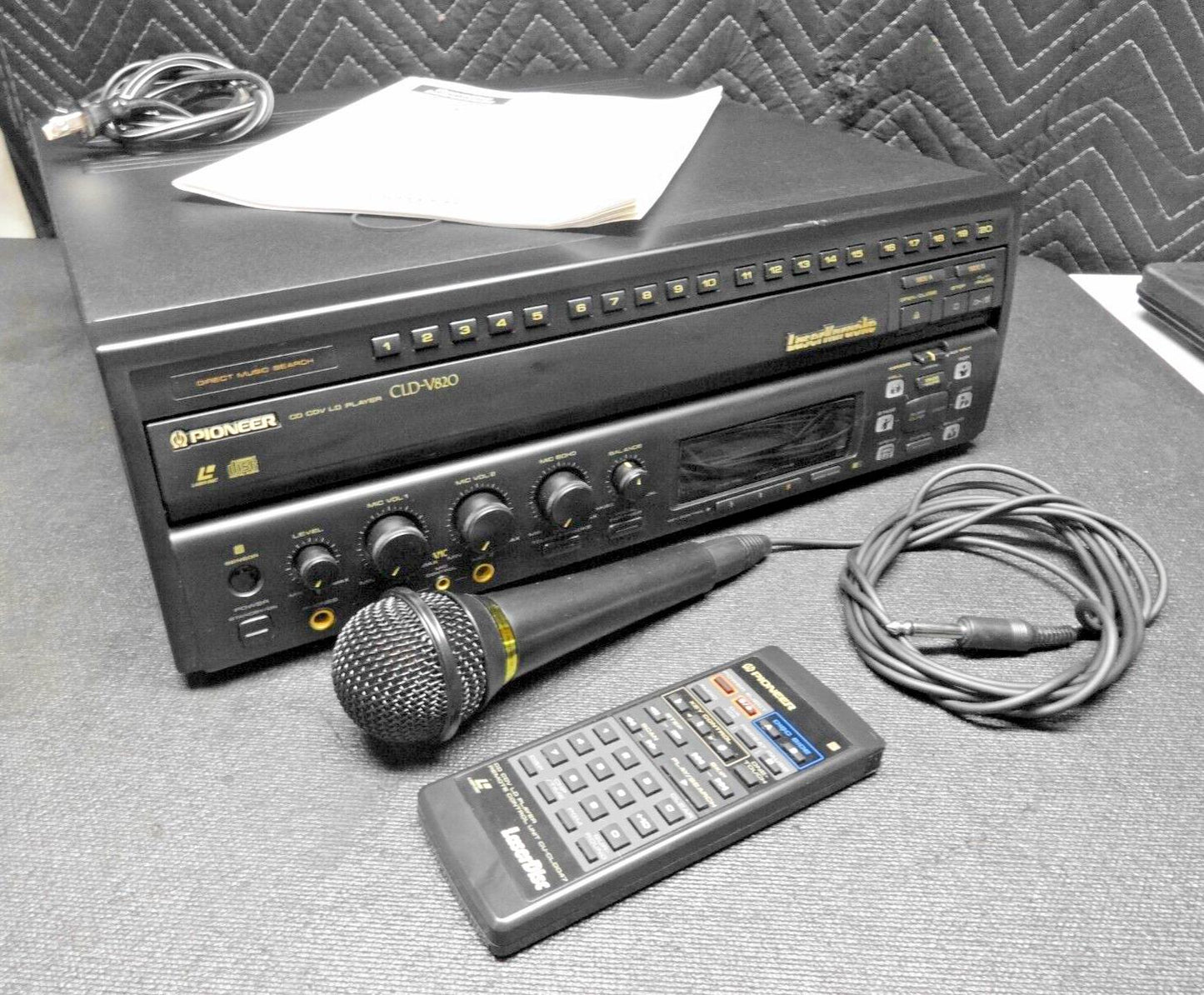 Pioneer CLD-V820 LaserDisc Karaoke System Working With Remote