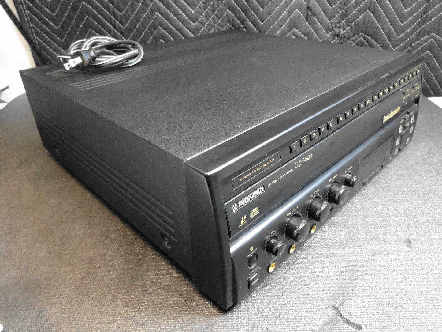 Pioneer CLD-V820 LaserDisc Karaoke System Working With Remote