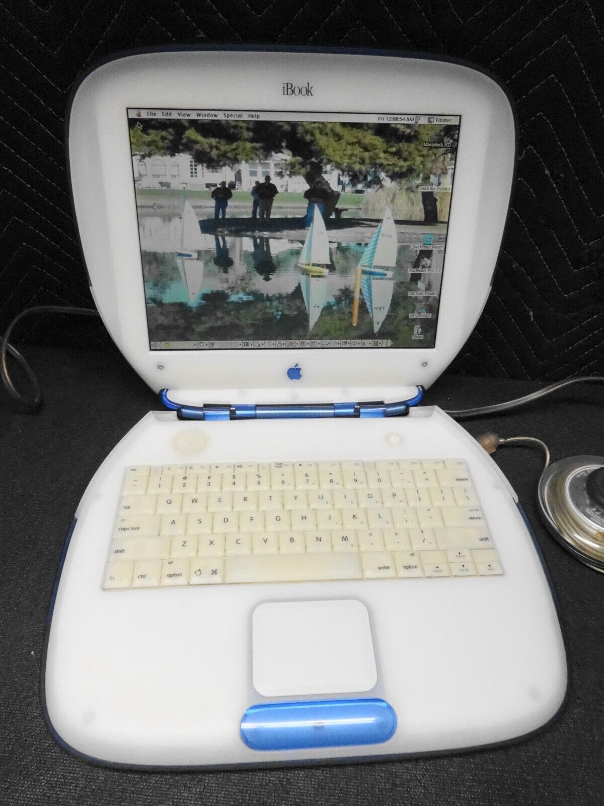 Apple iBook G3 Clamshell Indigo Blue Special Edition 2000 M6411 - Working