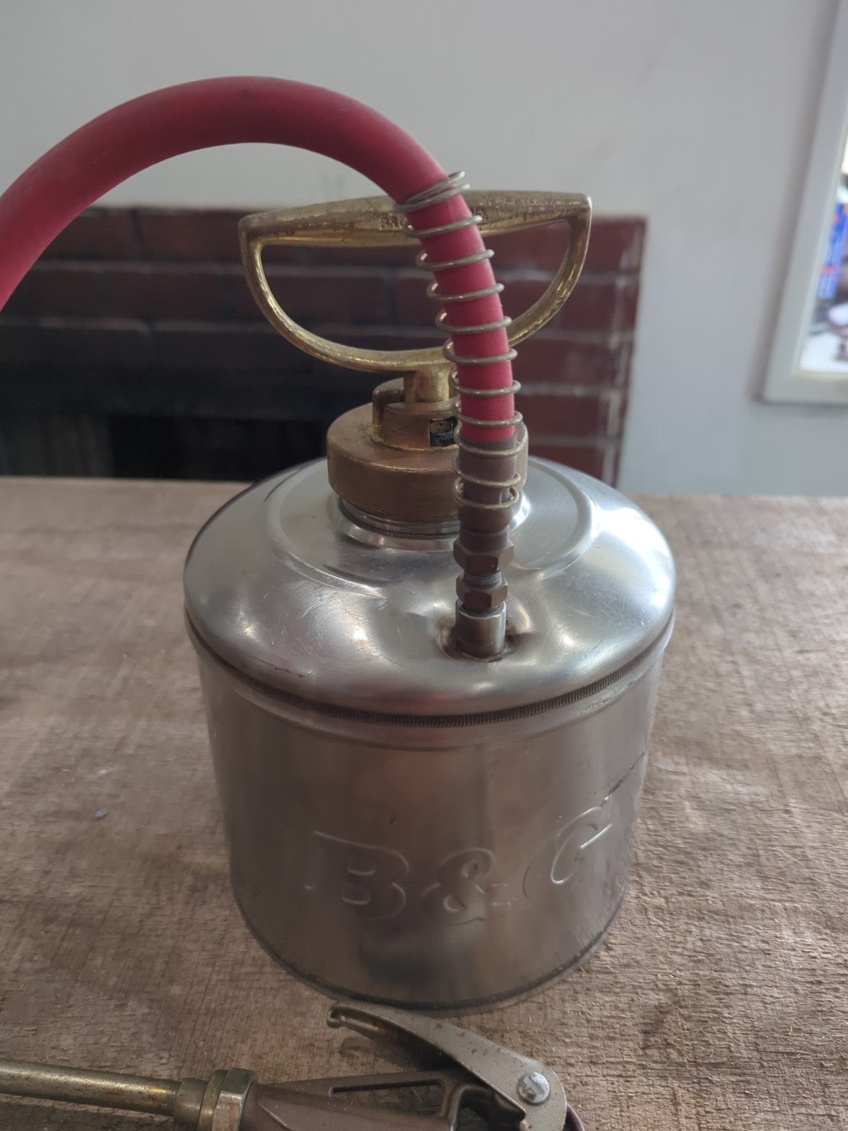 B & G  SPRAYER 1/2 Gallon 9'' wand, 4ft hose, 4 Different Spray Settings.