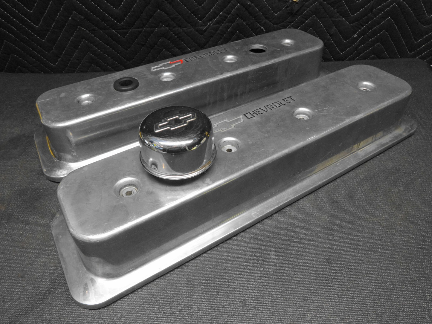 Proform Die-Cast Aluminum Center Bolt Valve Covers for 1987-Up Small Block Chevy