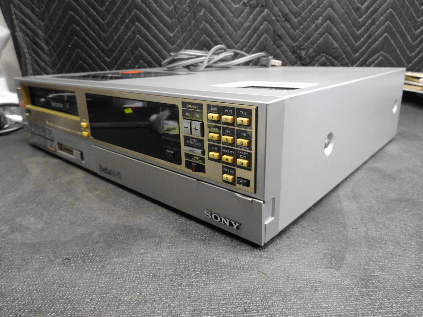 Vintage SONY BETAMAX SL-2710 - *SERVICED*
