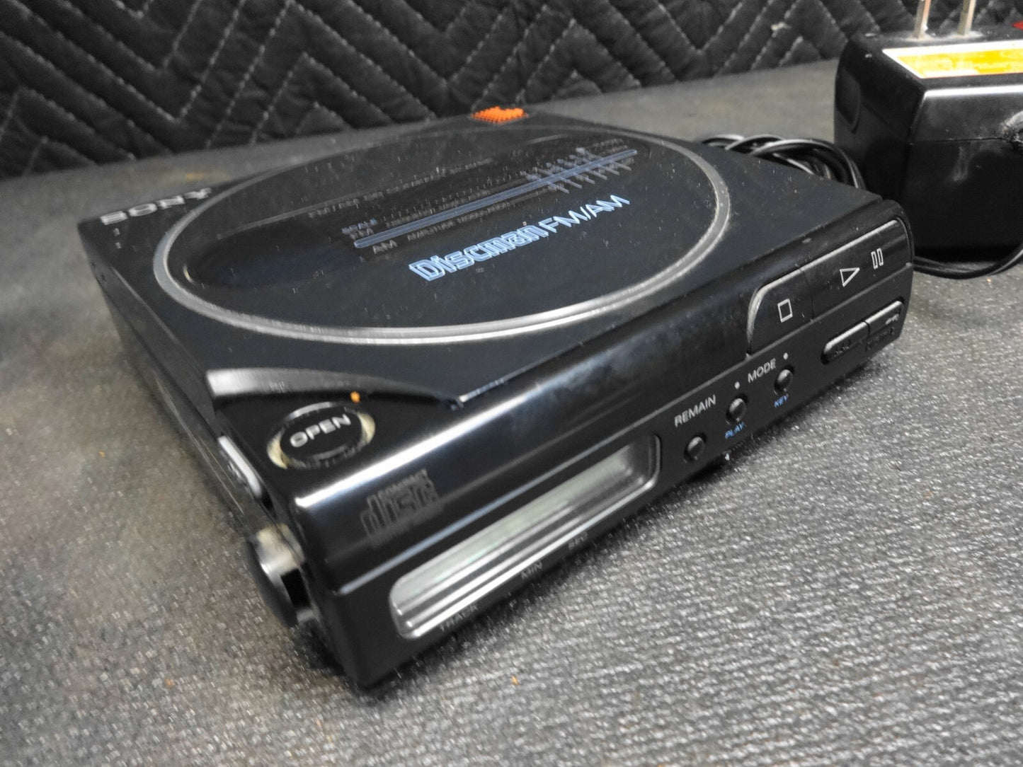 Sony D-T3 Discman Portable CD Player w/ Power Adapter - FM Tuner Works