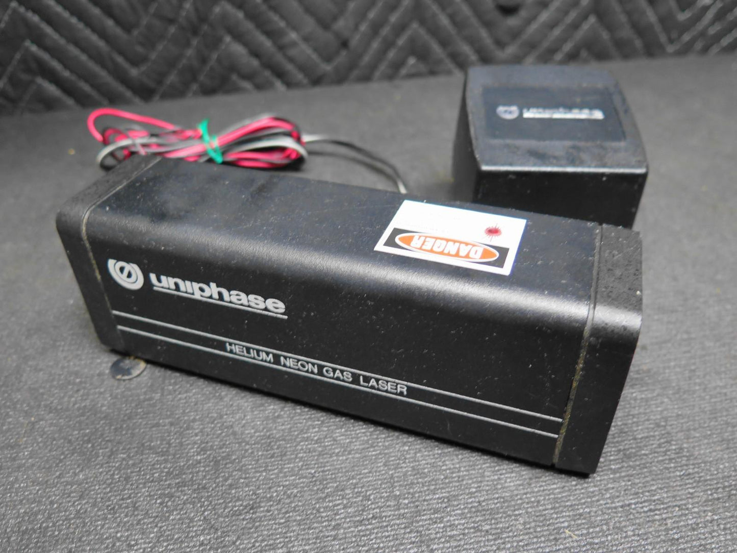 Uniphase Helium Neon Gas Laser 1507-0 Novette w/ Uniphase power supply