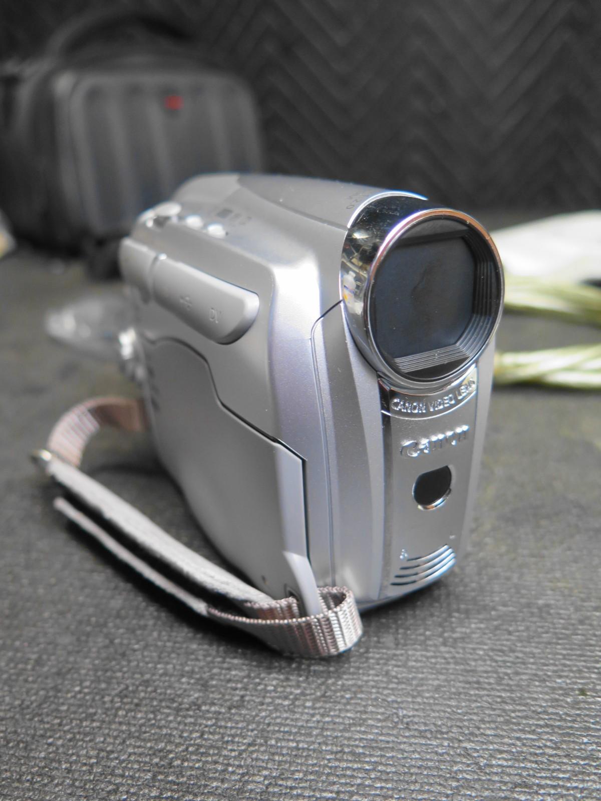 Canon ZR830 MiniDV Camcorder W/ Manual, Charger, Cables, Remote, Case, 3x Tapes