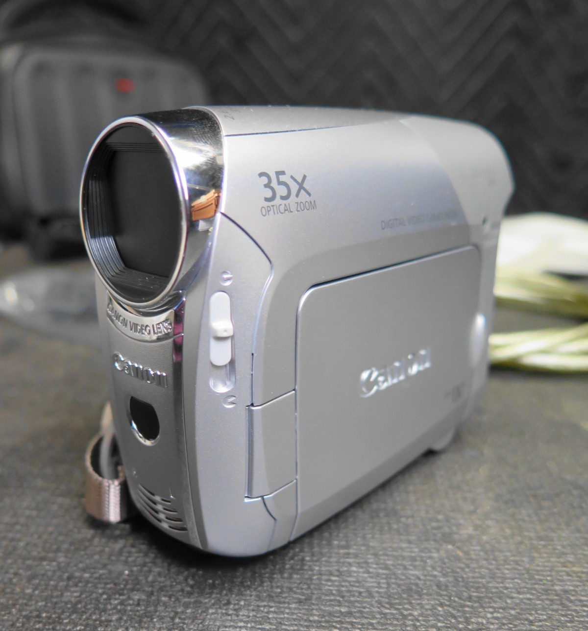 Canon ZR830 MiniDV Camcorder W/ Manual, Charger, Cables, Remote, Case, 3x Tapes