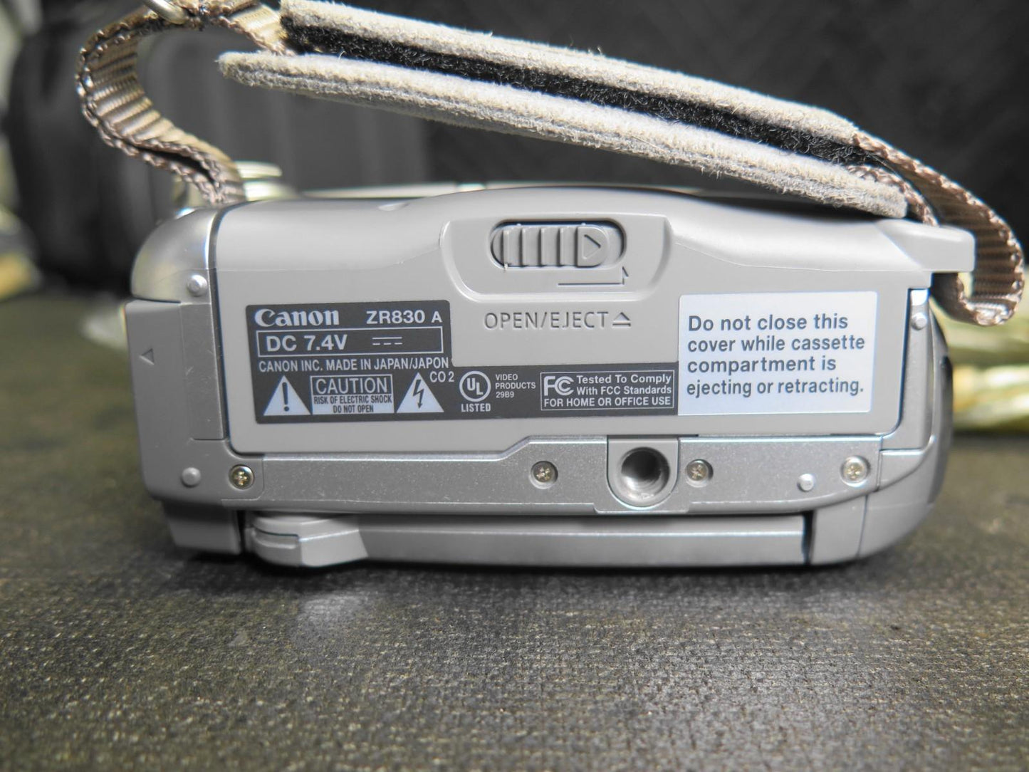 Canon ZR830 MiniDV Camcorder W/ Manual, Charger, Cables, Remote, Case, 3x Tapes
