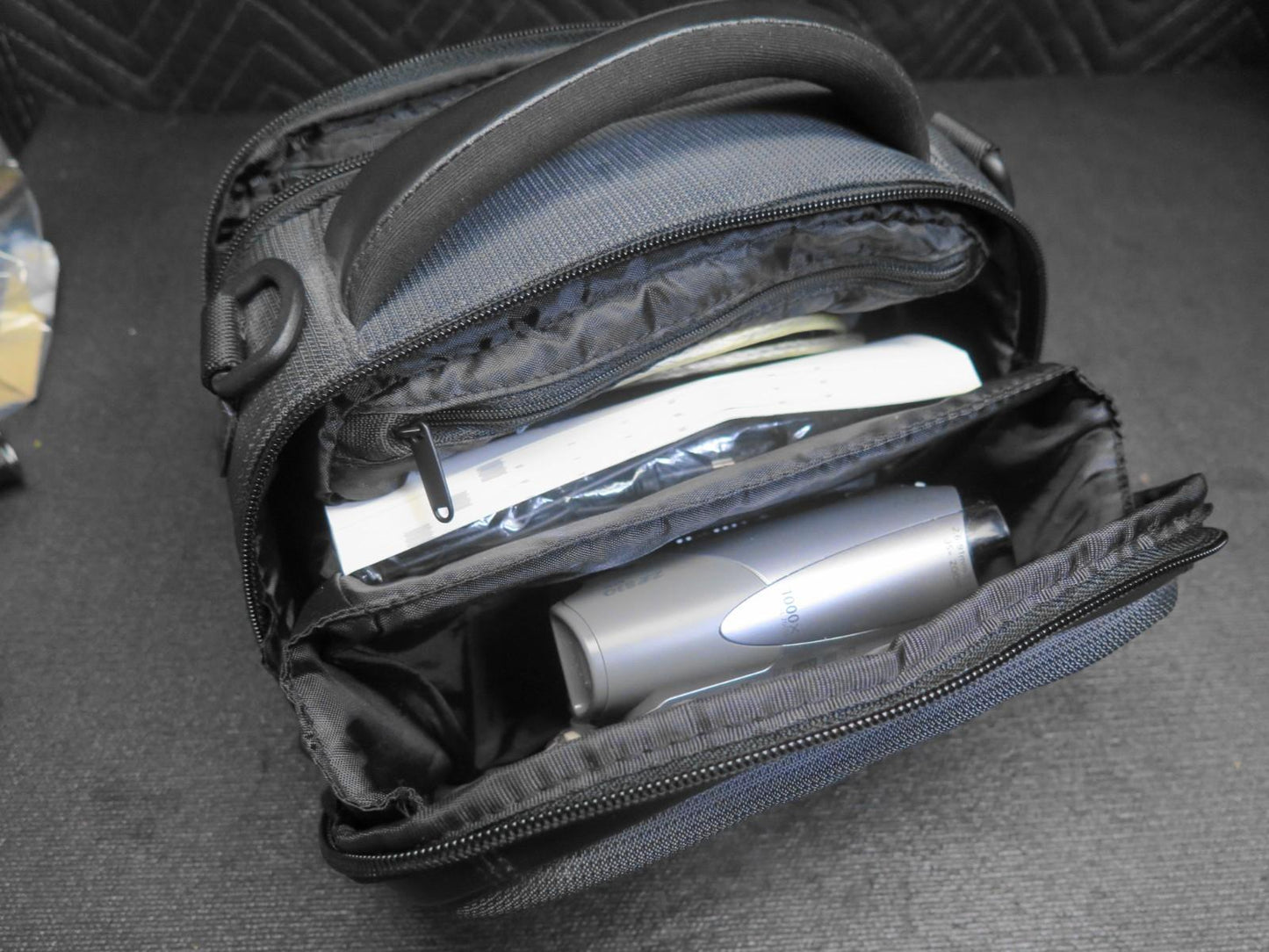 Canon ZR830 MiniDV Camcorder W/ Manual, Charger, Cables, Remote, Case, 3x Tapes