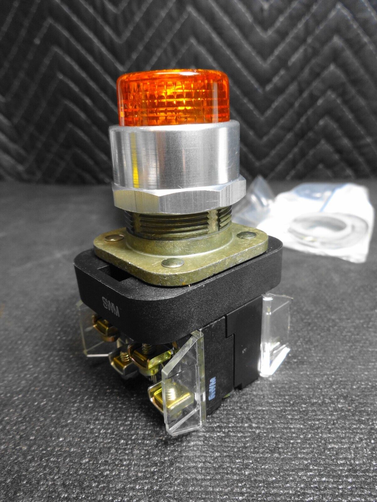 Allen Bradley 800T-QBH10A AMBER Illuminated Push Button 30mm - NEW