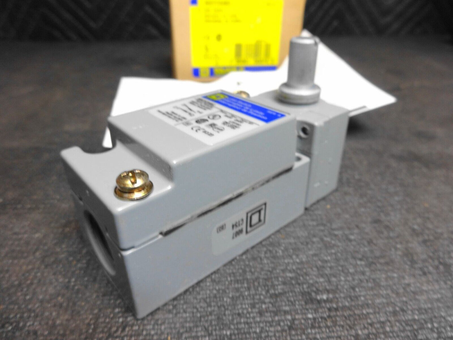 NEW - Square D 9007C54B2 Heavy Duty Limit Switch Unit