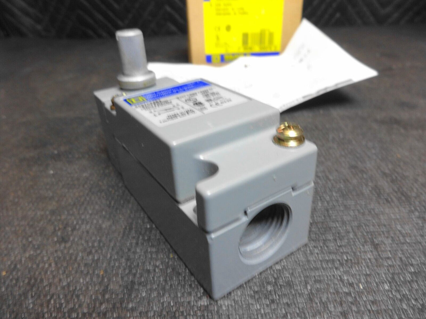 NEW - Square D 9007C54B2 Heavy Duty Limit Switch Unit