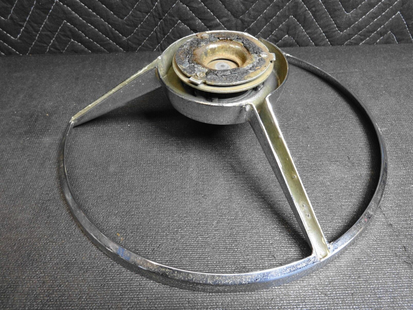 ORIGINAL MASTER GUIDE POWER STEERING HORN RING FOR A 1957 1958 FORD FAIRLANE CAR