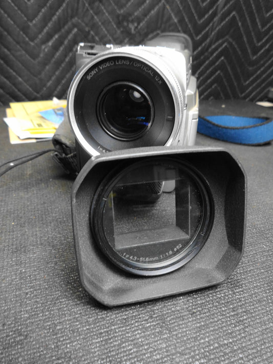 SONY Handycam DCR-TRV900 3CCD Mini DV Camcorder *READ*