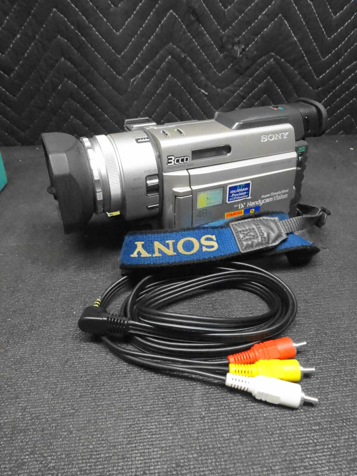 SONY Handycam DCR-TRV900 3CCD Mini DV Camcorder *READ*