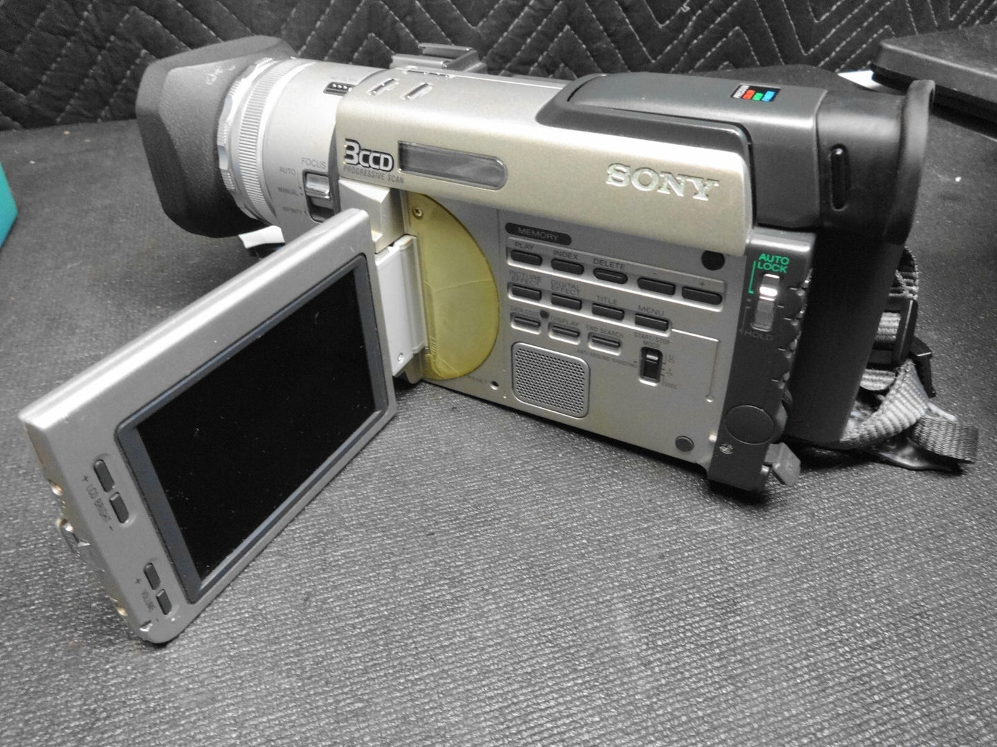 SONY Handycam DCR-TRV900 3CCD Mini DV Camcorder *READ*